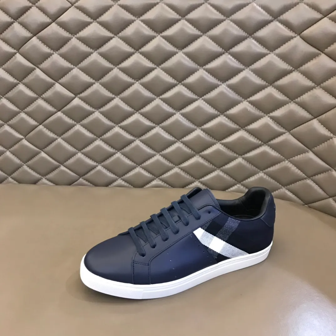 ¥380▫️B’s men’s classic low-top sneakers are reinterpreted in Vintage plaid cotton and cowhide materials, and decorated with a new brand logo. First-layer cowhide lining, embossed Burberry logo on the heel, and original TPU outsole! 38-44 (45 customized)
